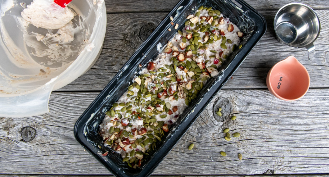 Strö över grovt hackad hasselnötter samt pumpafrön. 