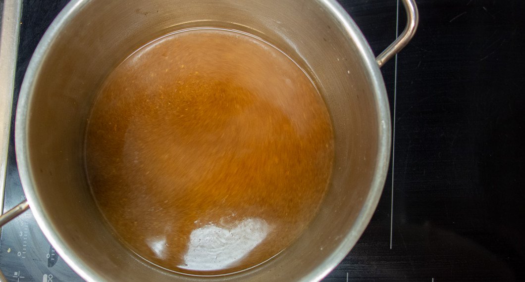 Vatten kokas upp och så rör man ut sojabönspastan som blir grunden till soppan. 