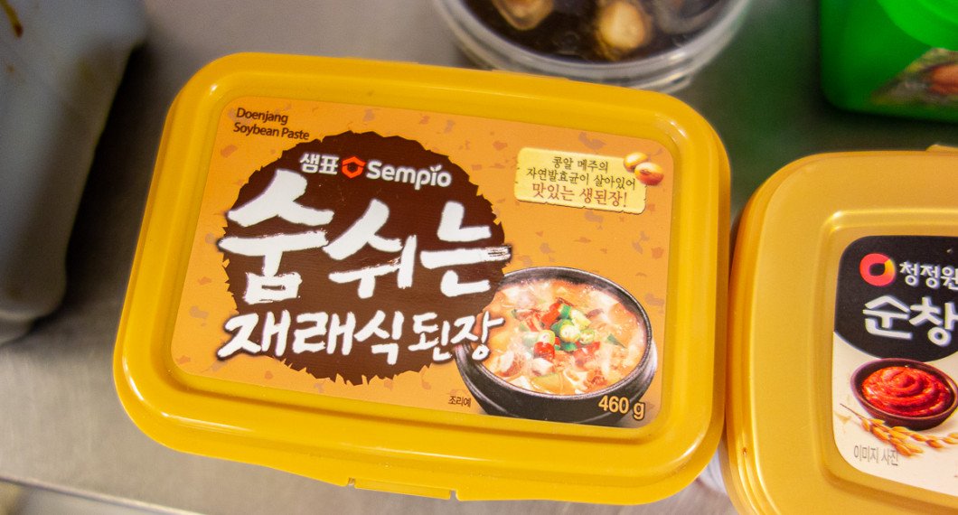 Doenjang sojabönspasta som är grunden till soppan. 