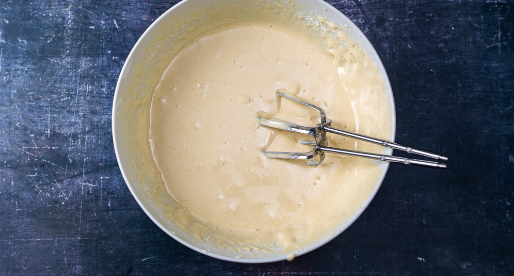 Tillsätt vetemjöl och vispa ut klumpar. Blanda bakpulver och vatten och rör i det. 