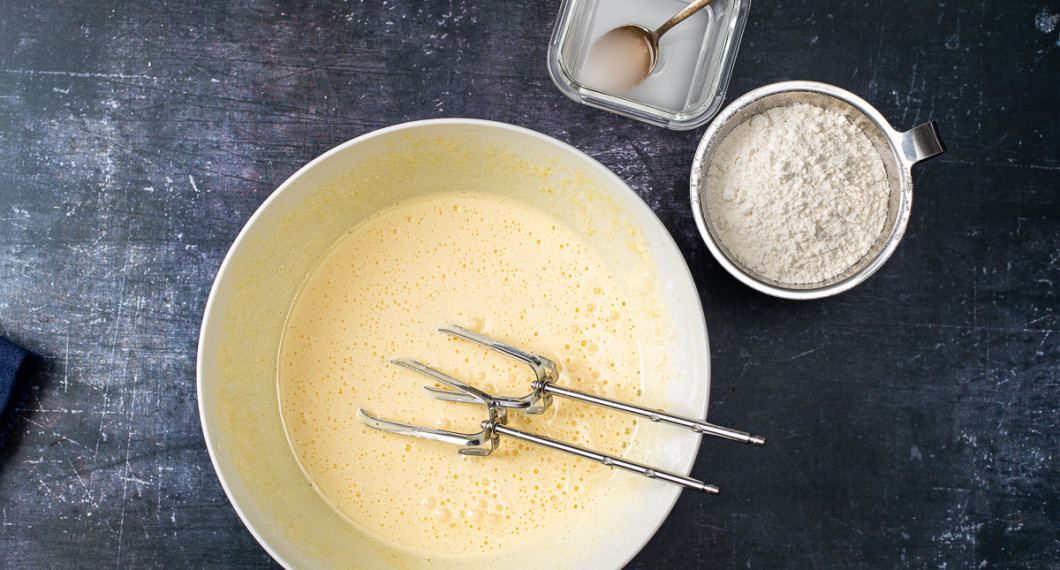 Vispa ägg och socker pösigt med elvisp några minuter. 