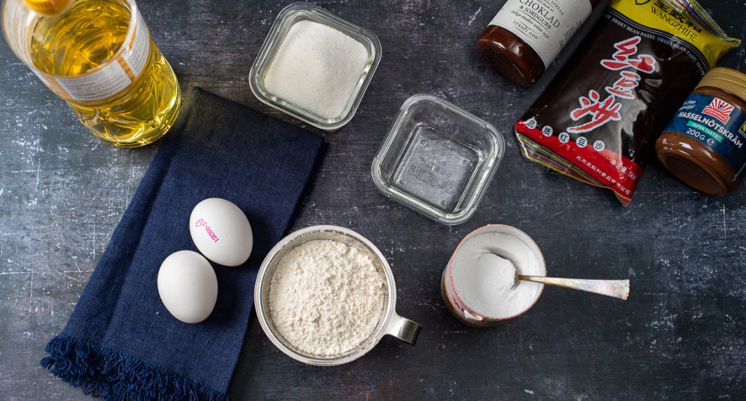 Du behöver solrosolja att steka samt ägg, socker, vetemjöl, vatten och bakpulver. Vidare fyllning som spread choklad och jordgubb, söt röd bönpasta och/eller hasselnötskräm. 