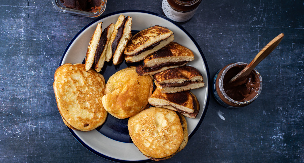 Lägg ihop till dubbla pannkakor. De kan delas i halvor om man önskar till servering. 