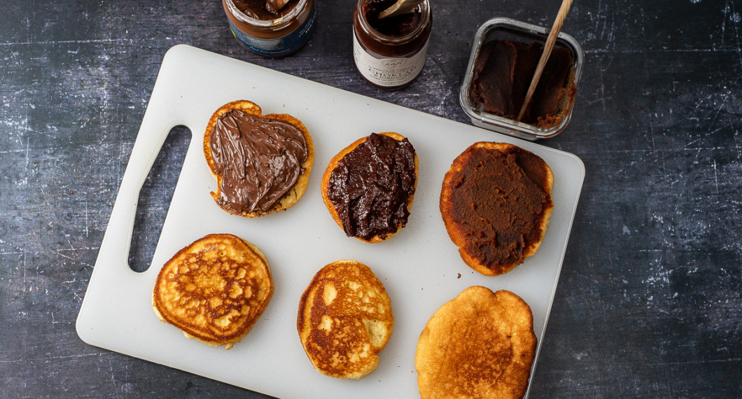 Bred på ett tjockt lager valfri fyllning. Jag tog hasselnötskräm, spread med jordgubbar och choklad samt den japanska varianten med söt röd bönpasta. 