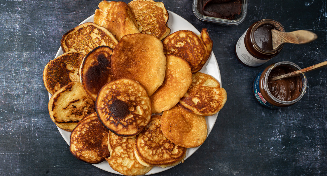 Lägg upp pannkakorna på en tallrik efter hand att svalna. 