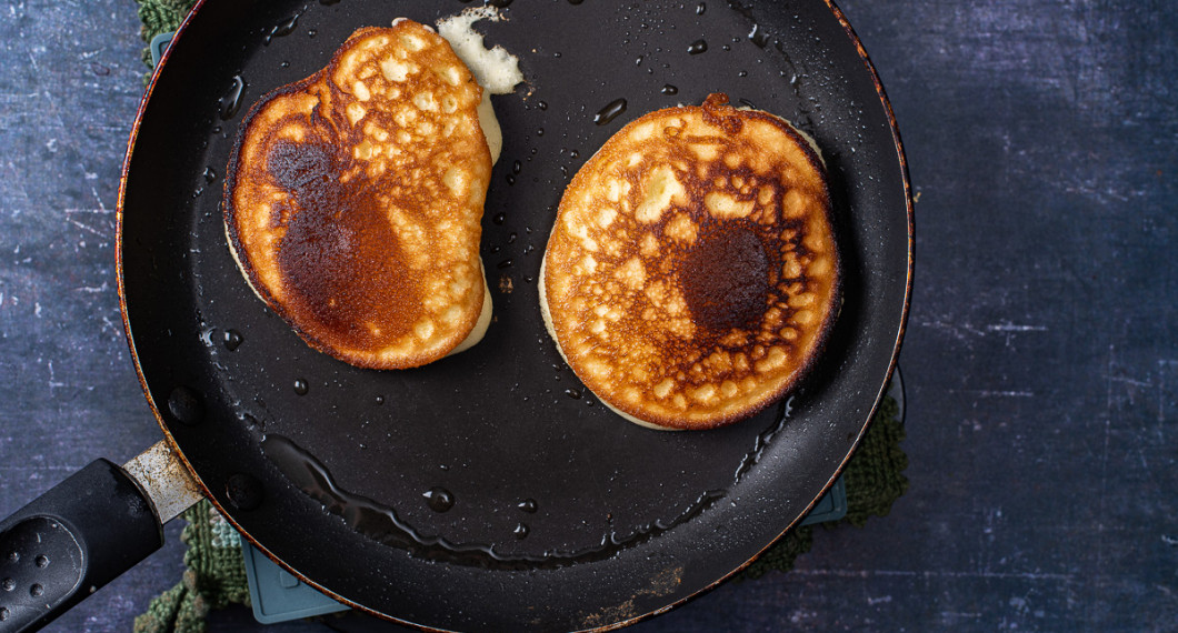 Vänd pannkakorna när de fått färg och börjat bubbla på översidan. Stek andra sidan någon minut. 