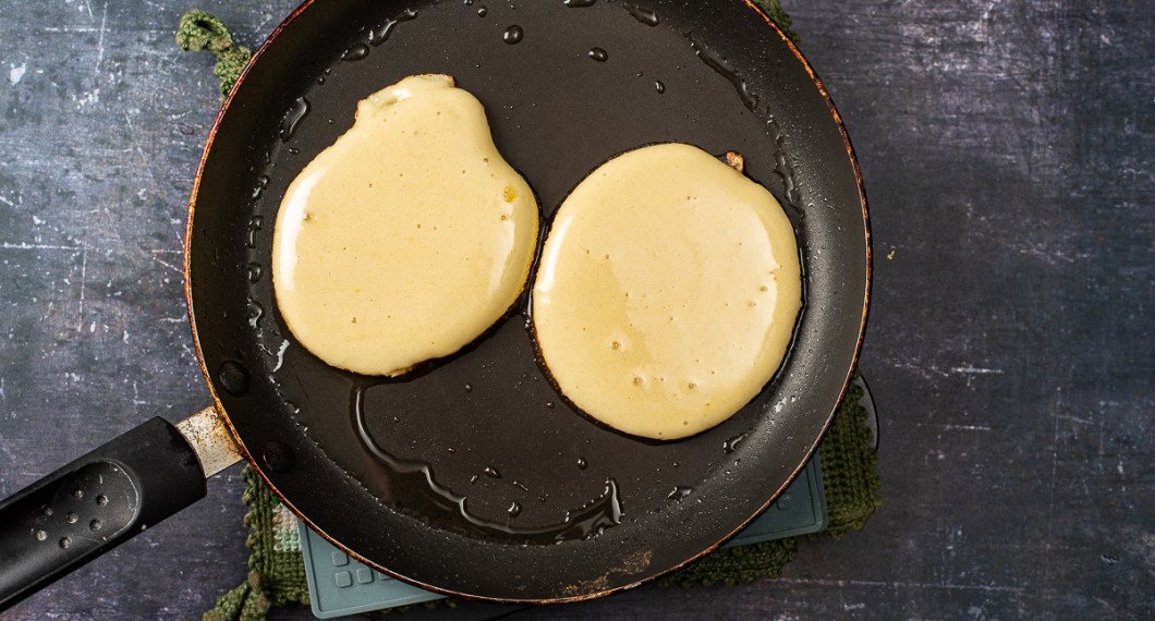 Stek små pannkakor på ca 8 cm diameter på lite över medelvärme i lite olja några minuter på varje sida. 