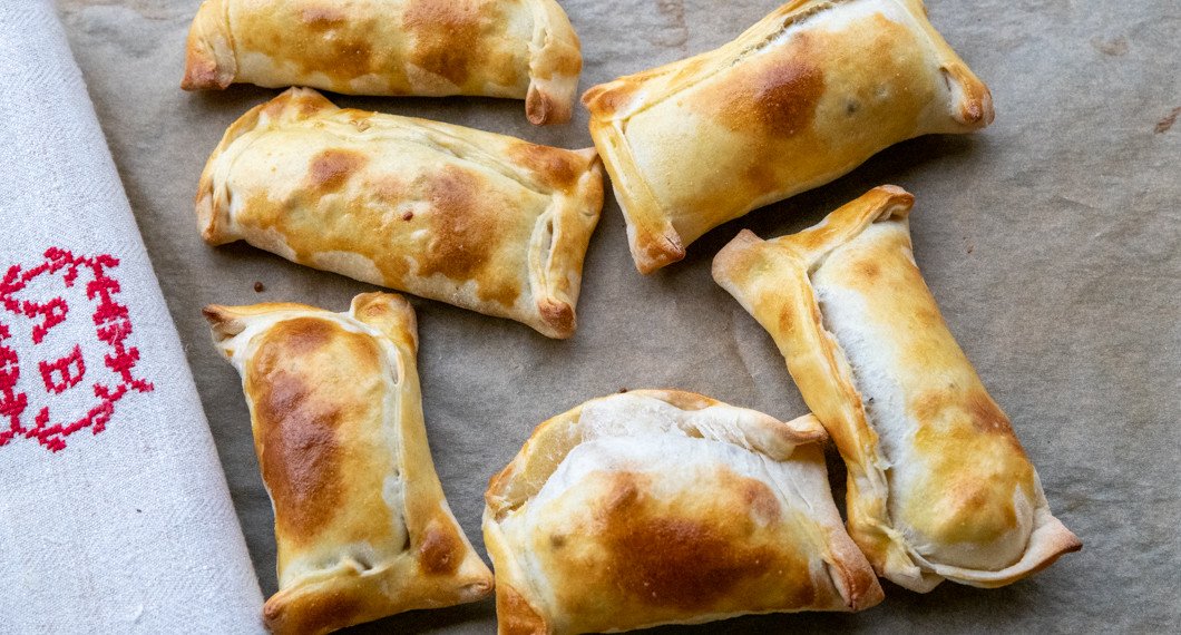Vik ihop kanterna runt fyllningen och kläm åt för hand, vik omlott eller tryck ihop med en gaffel. 
