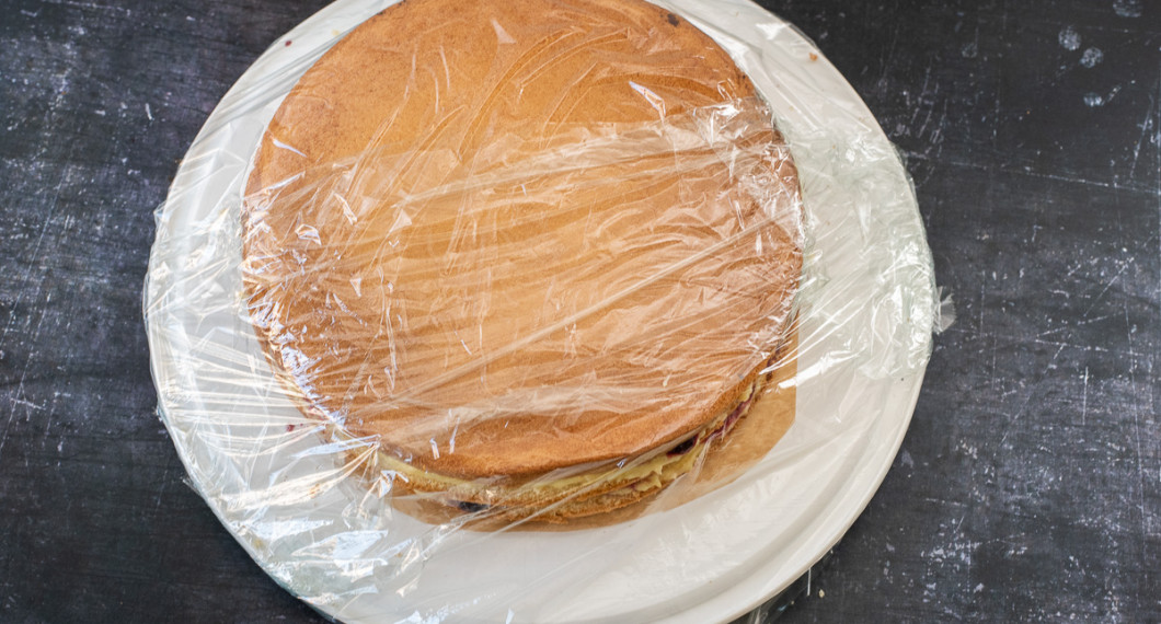 Lägg på det sista lagret tårtbotten och täck över samt ställ i kylen några timmar eller över natten. Hit kan du förbereda. 