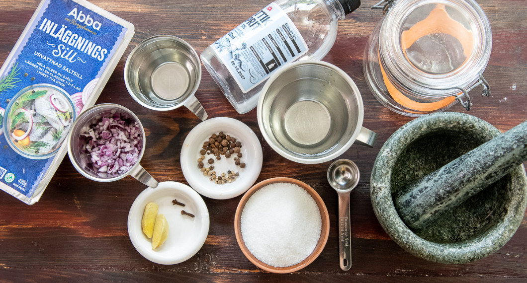 Till min enkla variant på kryddsill behöver du inläggningssill, rödlök, färsk ingefära, kryddnejlika, kryddpeppar, vitpeppar, vatten, ättika och socker. 