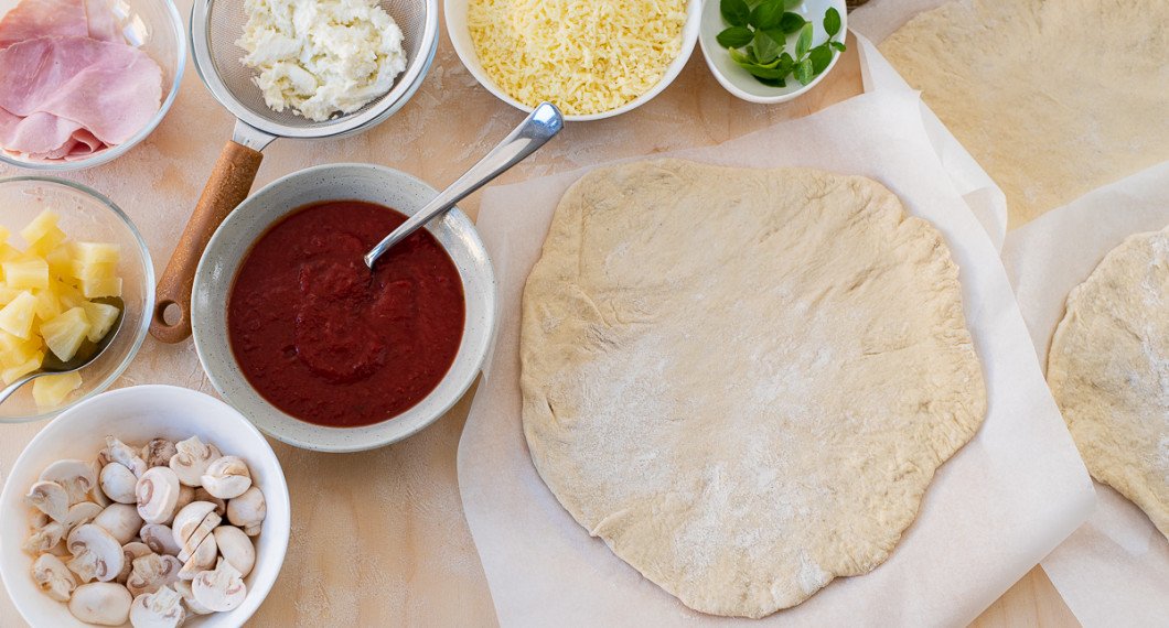 Förbered pizzasås och de toppings du vill ha på din pizza. 