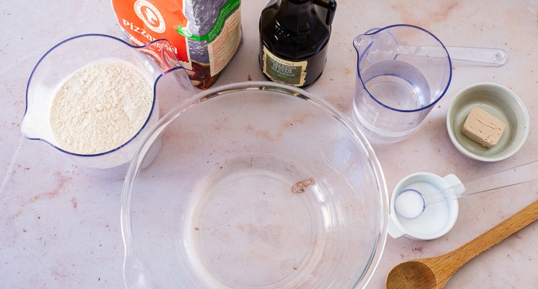 Till pizzadegen behöver du vetemjöl - gärna pizzamjöl - olivolja, vatten, jäst och salt. 
