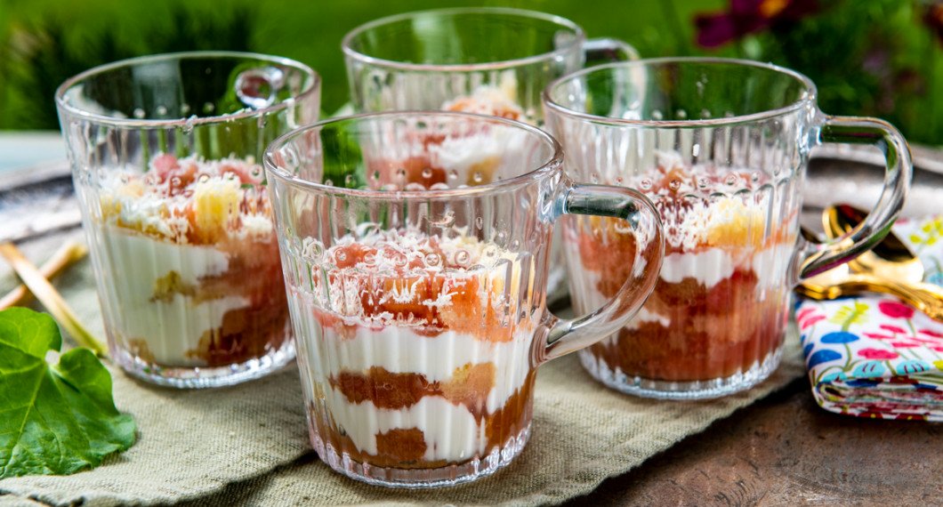Min variant på trifle som är en dessert i lager med bär eller frukt - jag tog rabarber; krämig sås som vaniljsås, vaniljyoghurt eller grädde - jag tog råkräm; samt kex eller sockerkaka indränkta i sött - jag tog citronsockerlag. 