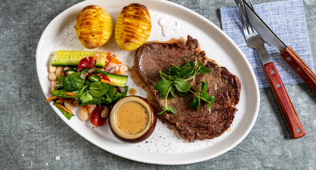 Ett förslag att servera till stekt entrecote är med Hasselbackspotatis, grönpepparsås och grönsallad. 