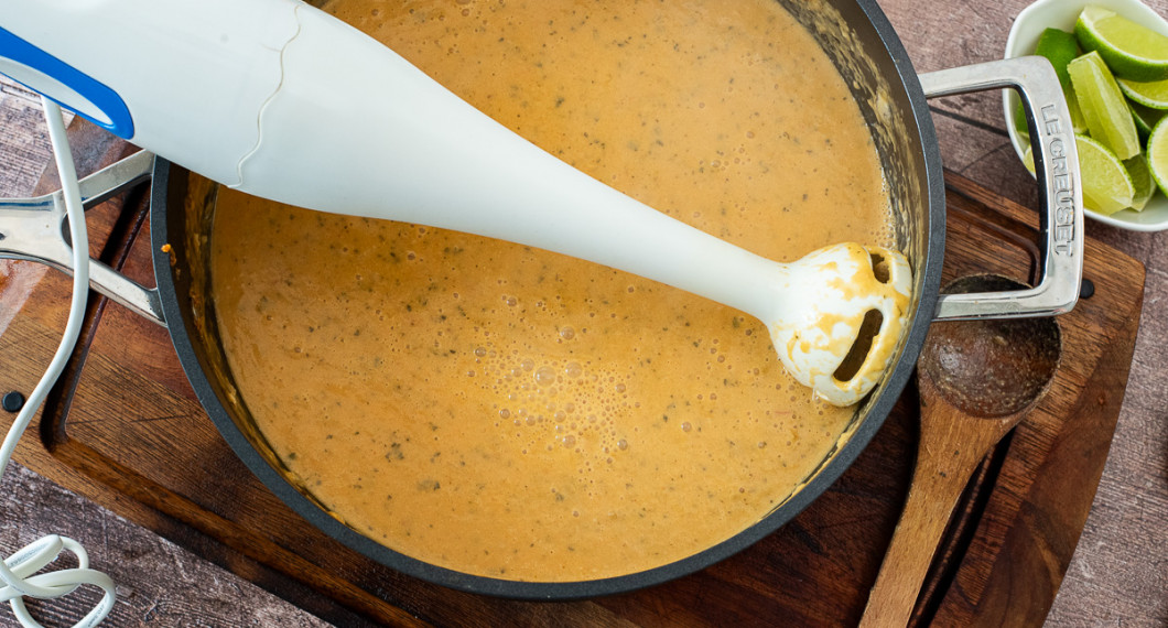 Mixa såsen med en stavmixer.