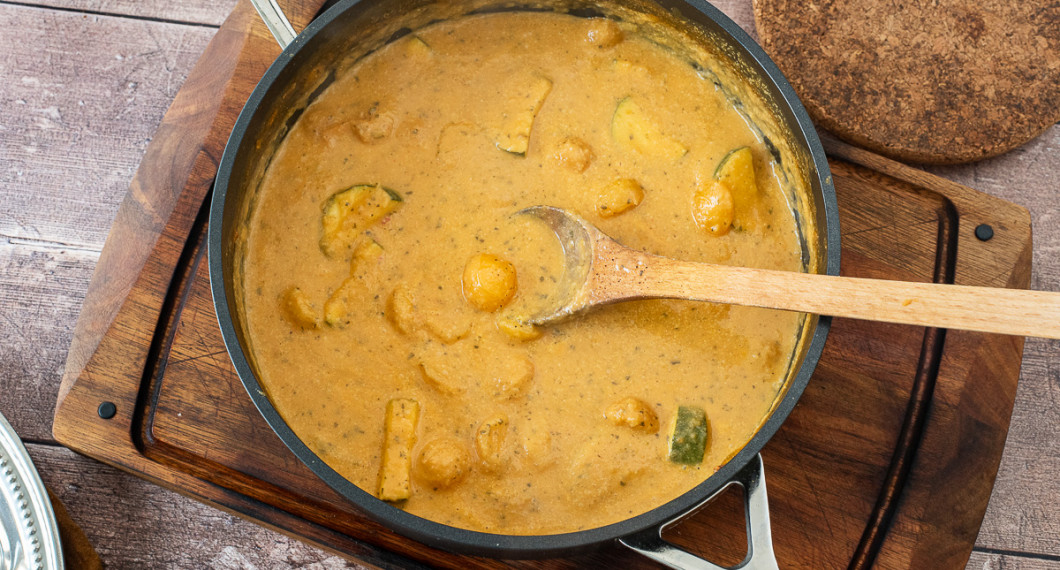 Lägg i grönsakerna i grytan och koka i 10 minuter till. Smaka av med pressad lime, salt och svartpeppar. 