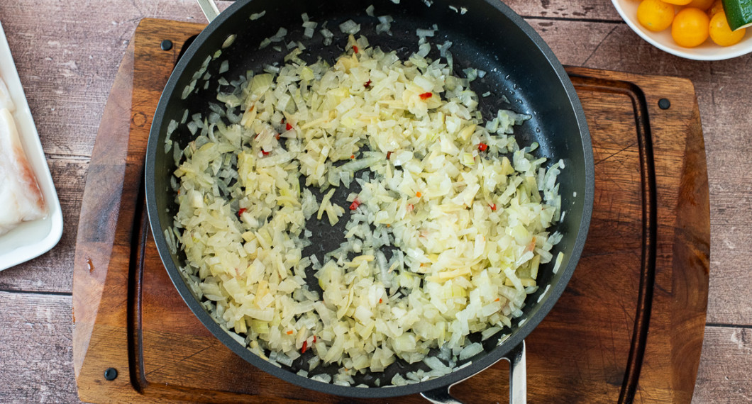 Fräs lök, vitlök, chili och ingefära 5 minuter i olja utan att ta färg. 