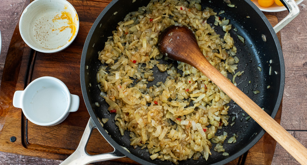 Tillsätt mald koriander, spiskummin och socker samt fräs några minuter till. 