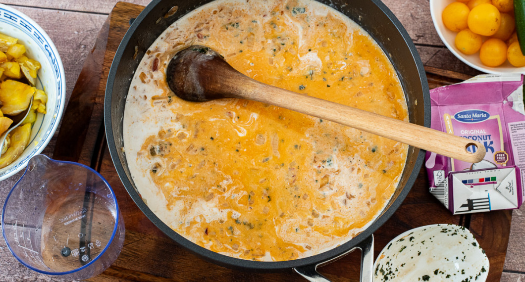 Tillsätt kokosmjölk och hackad koriander, färsk eller fryst. 