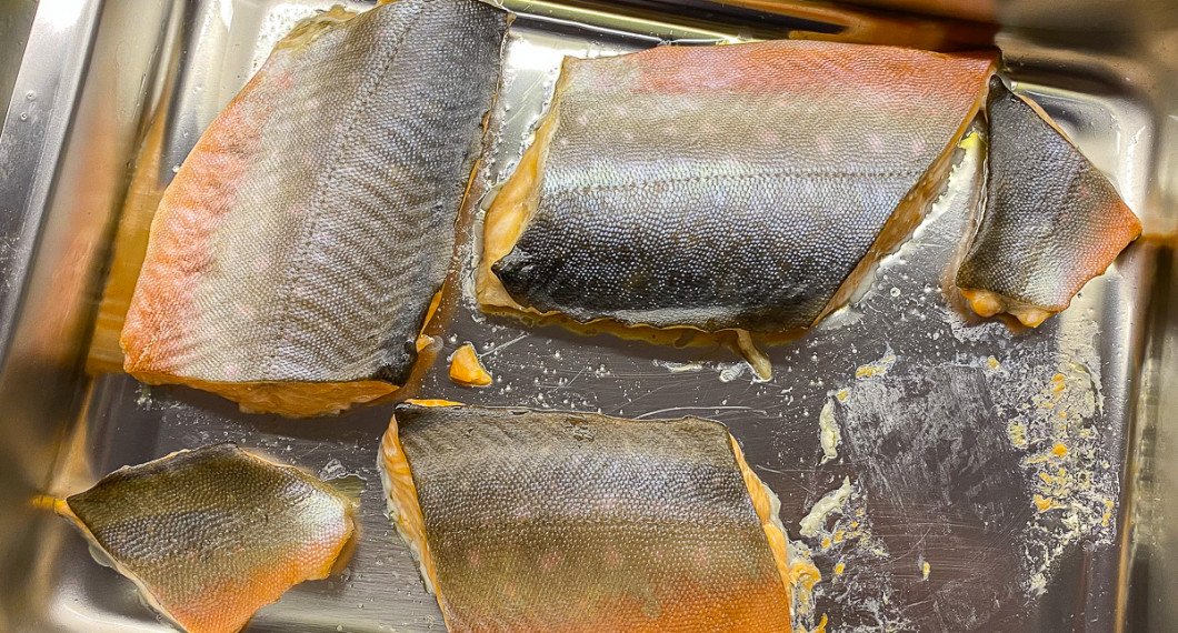 Fjällrödingen bakas i ugnen med skinnet upp samt lite salt, socker och olja eller smör i formen. 
