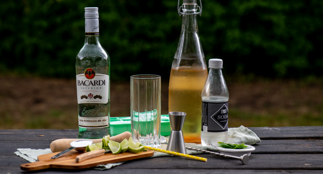 Till flädermojiton behöver du ljus eller mörk rom, lime, socker, is, högt drinkglas, sugrör, cl-mått, flädersaft, rörsked, sodavatten samt mynta. 