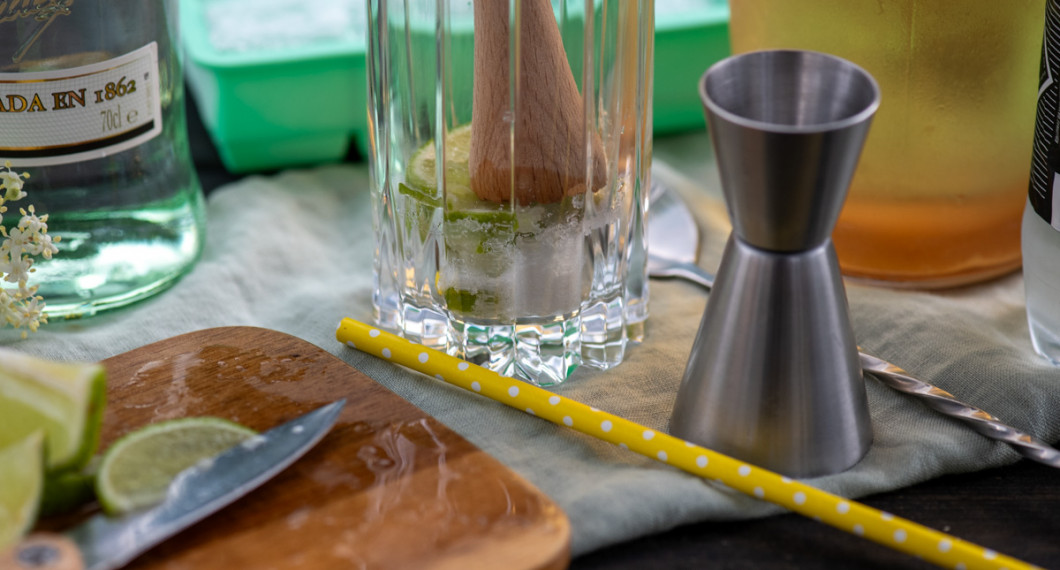 Mortla lime med socker i botten på glaset. 