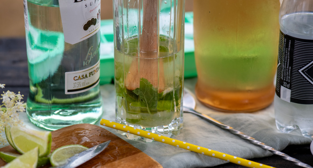 Tillsätt flädersaft och myntablad samt mortla några sekunder till. 