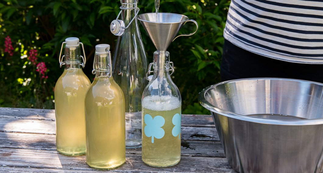 Flädersaften buteljeras på väl rengjorda och helst steriliserade glasflaskor med patentkork. Andra glasflaskor funkar också. Till detta recept behöver du förslagsvis 3 stycken liters flaskor. 