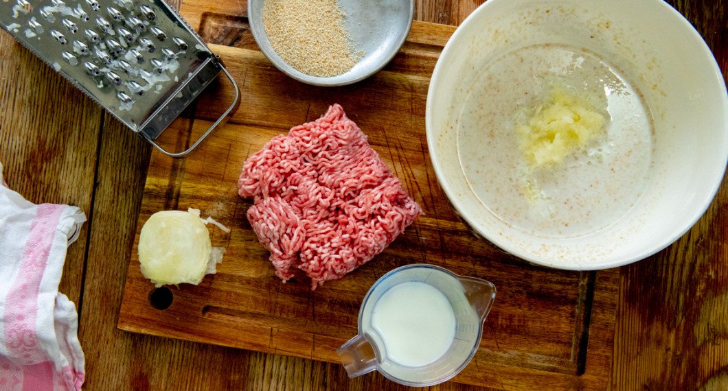 Fläskfärsen blandar du med ströbröd, riven lök, mjölk och lite salt och peppar. Forma sedan till köttbullar. 