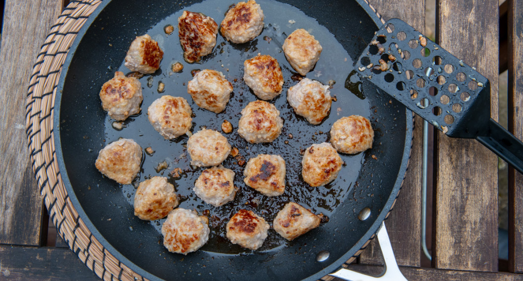 Stek köttbullarna i en stor stekpanna eller dela upp i två pannor eller bryn i två omgångar. 