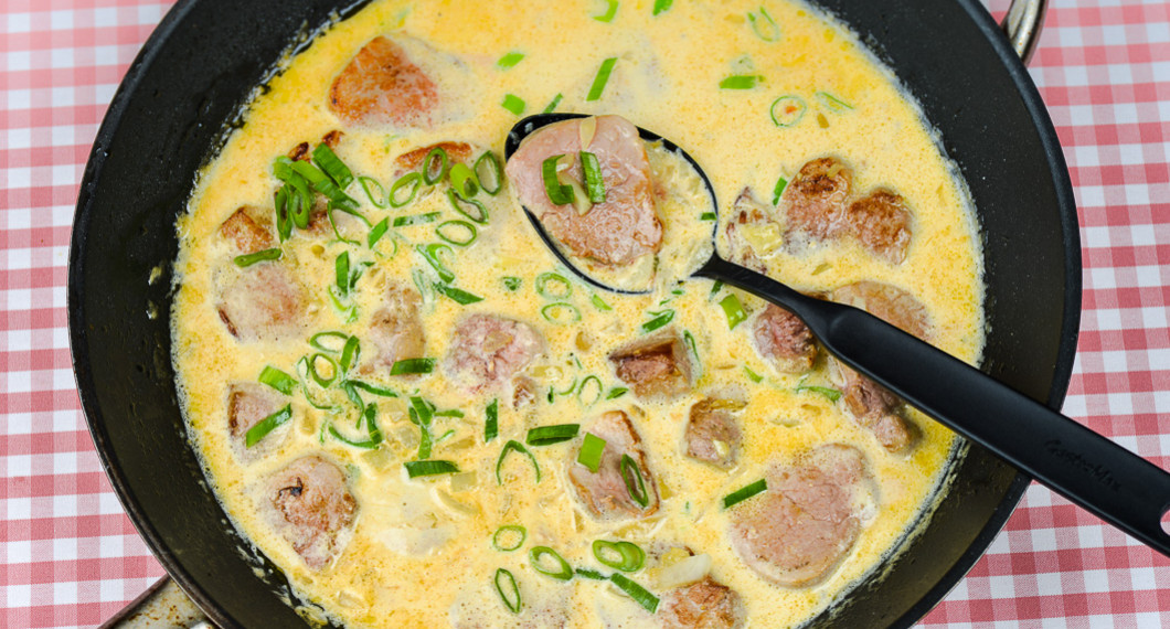 Det mesta i en panna - sås och fläskfilé. Servera med valfria tillbehör. 