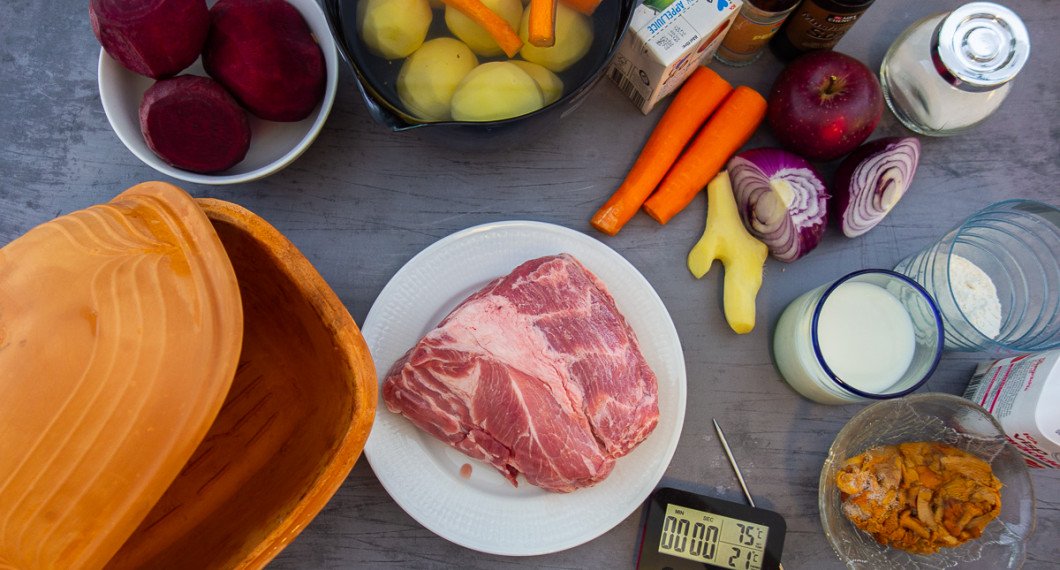 Ingredienser jag använde: rödbetor, potatis och morötter som tillbehör. En hel fläskkarré på 1,2 kg, färsk ingefära, koncentrerad äppeljuice, peppar, kinesisk soja, äpple, rödlök, salt. Till sås mjölk, grädde, vetemjöl, frästa frysta kantareller, 