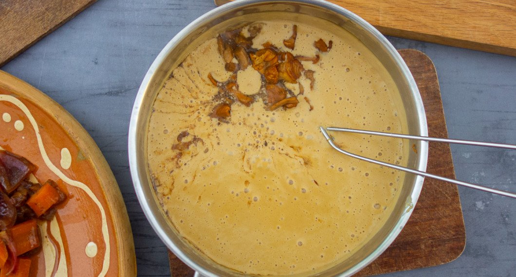 Jag hade i frysta frästa kantareller i min sås men det är valfritt och den blir god utan. 