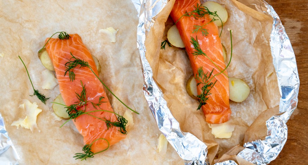 Laxen läggs först med bakplåtspapper och sedan i folie tillsammans med potatisen