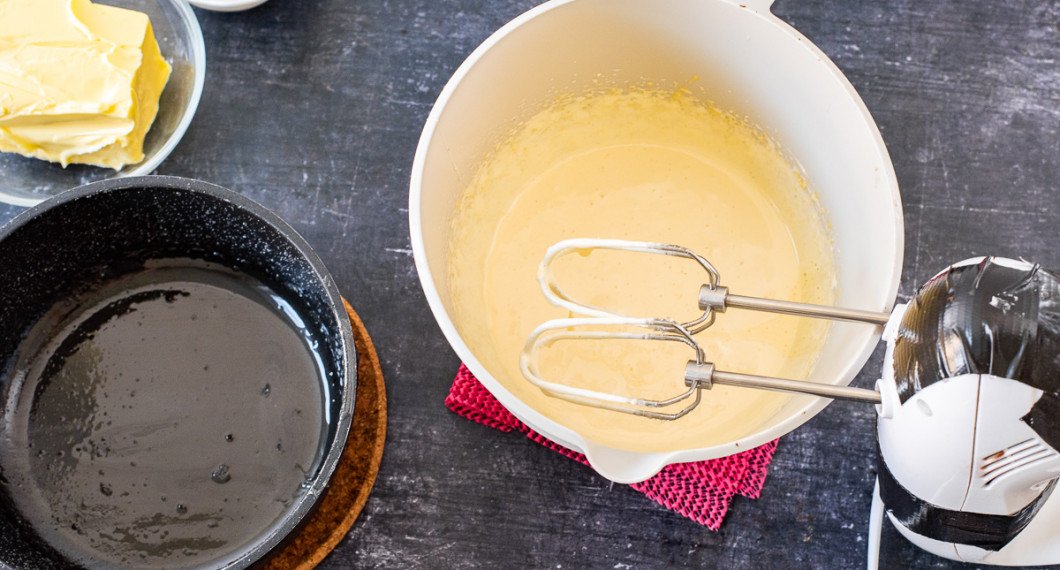 Sockerlagen och äggen vispas tills de kallnat till rumstemperatur. 