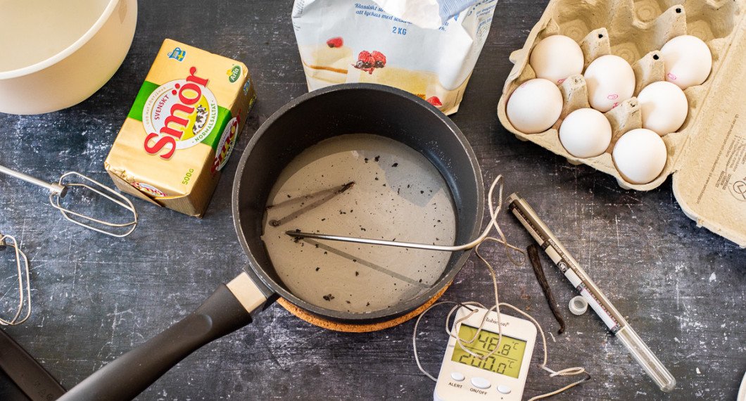 Ingredienser: mjukt smör, strösocker, vatten, vaniljstång och äggulor. 