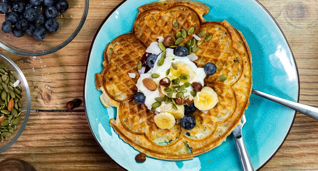 Frasiga våfflor med hemgjord våffelsmet på tallrik med topping