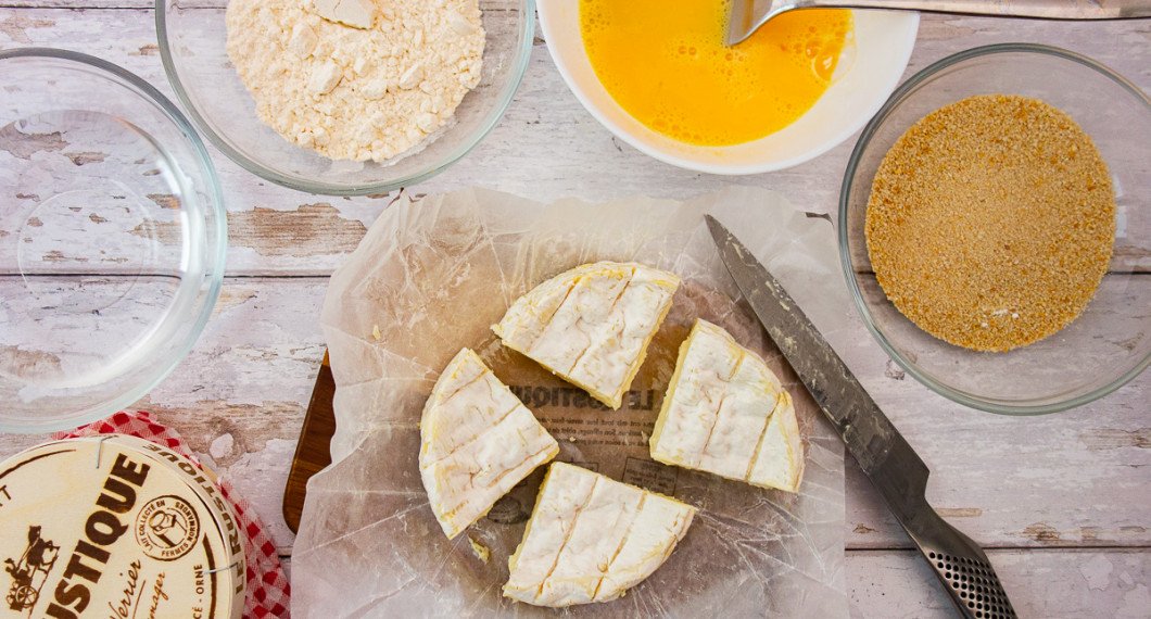 Ingredienserna är Camembert, vatten, vetemjöl, uppvispat ägg och ströbröd. 