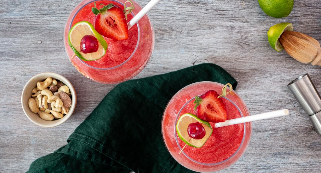 Du kan garnera på jordgubbsdrinkarna på valfritt vis - jag vek en tunn skiva lime runt ett cocktailbär samt tog en halv jordgubbe och satte på en bambupinne. 