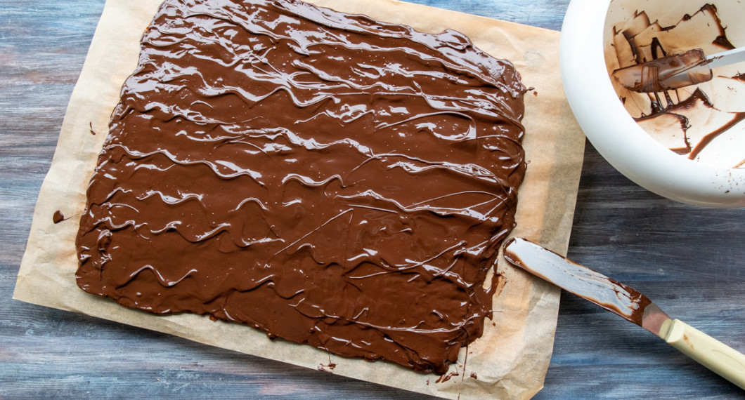 Fudgen toppas med ett lager smält choklad. 