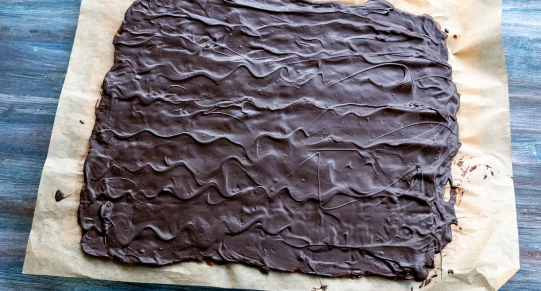 Chokladen har stelnat på ovansidan och fudgen är redo att brytas i bitar. 