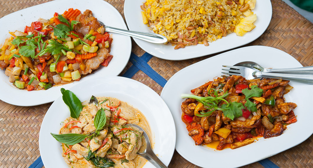 Kycklingen serverad med tre andra thairätter