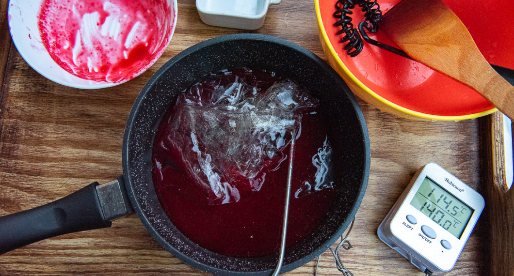 Hallonpuré tillsätts och kokas upp igen till 115 grader sedan rörs citronsyra och gelatinblad i. 