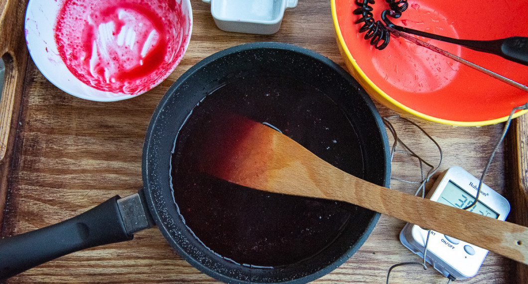 Hallonblandningen redo att fyllas i silikonformen för geléhallon. 