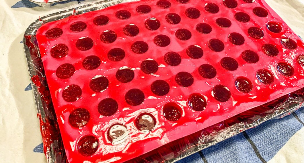 Geléhallonen får stelna i en form av silikon