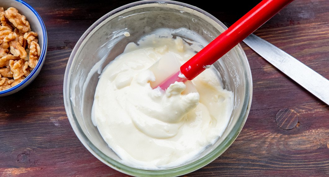 Glasyr eller frosting med färskost i skål