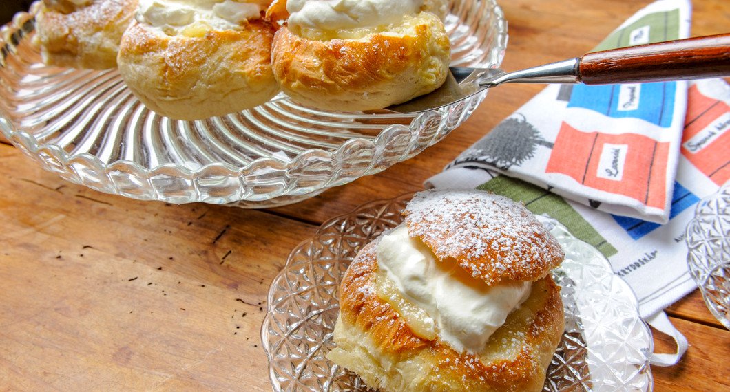 Hembakta semlor på fat