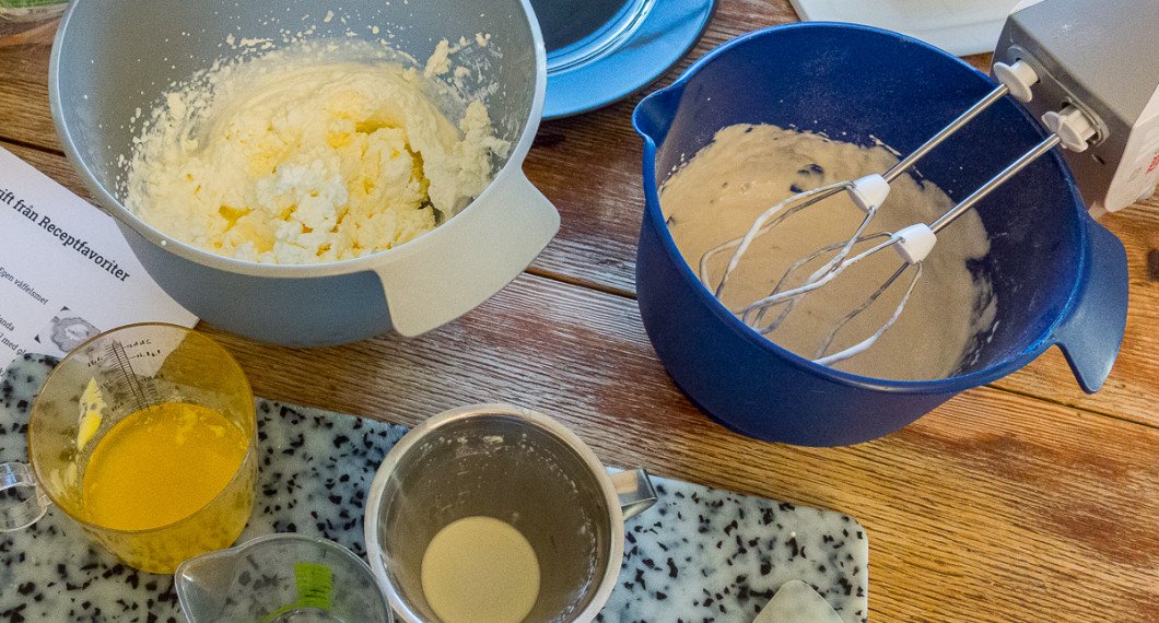 Vispad grädde, smält smör och vetemjöl, smält smör, vatten, bakpulver, salt och vaniljsocker vispat till smet i den blå bunken. 