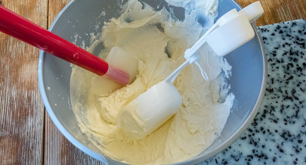 Smeten blir rätt fast och räkna ca 1 dl smet åt gången till varje våffla.
