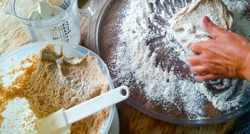 Vänd upp hälften av degen i taget på mjölat bakbord eller bakbricka. 